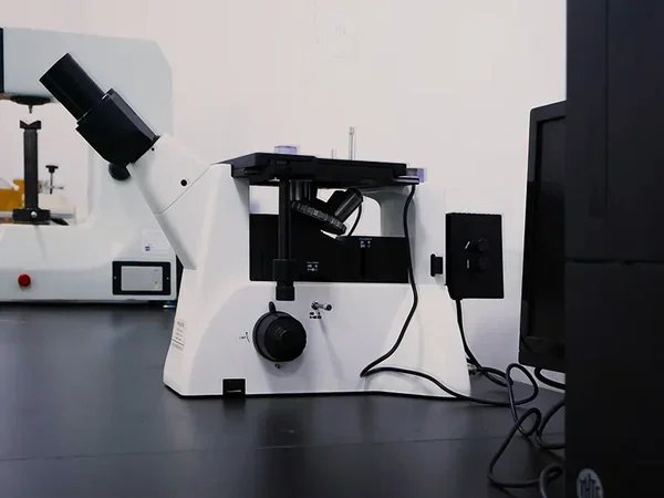 Instrumento de análisis metalográfico